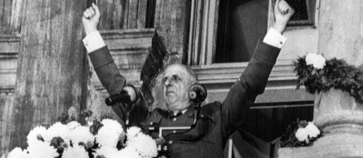 El presidente francés Charles De Gaulle en el balcón del Ayuntamiento de Montreal, Quebec, el 25 de julio de 1967.