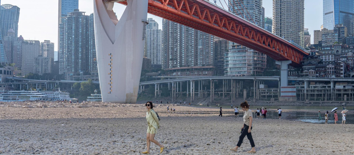 Ciudadanos chinos caminan sobre el lecho del río Yangtsé