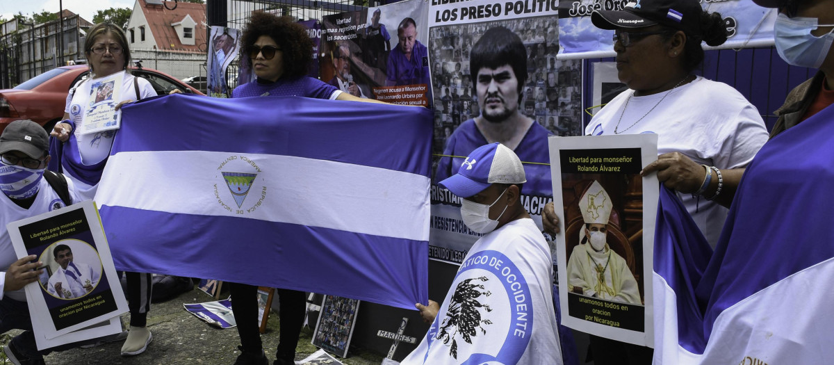 Nicaragüenses protestan contra el gobierno de Ortega ante la embajada de su país en Costa Rica