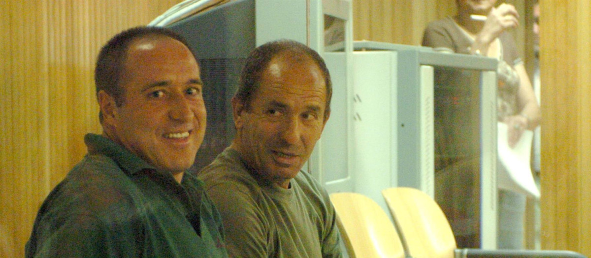 Los etarras Henry Parot (i) y Juan Lorenzo Lasa Michelena, 'Txikierdi', durante el juicio en la Audiencia Nacional por el asesinato, en 1982