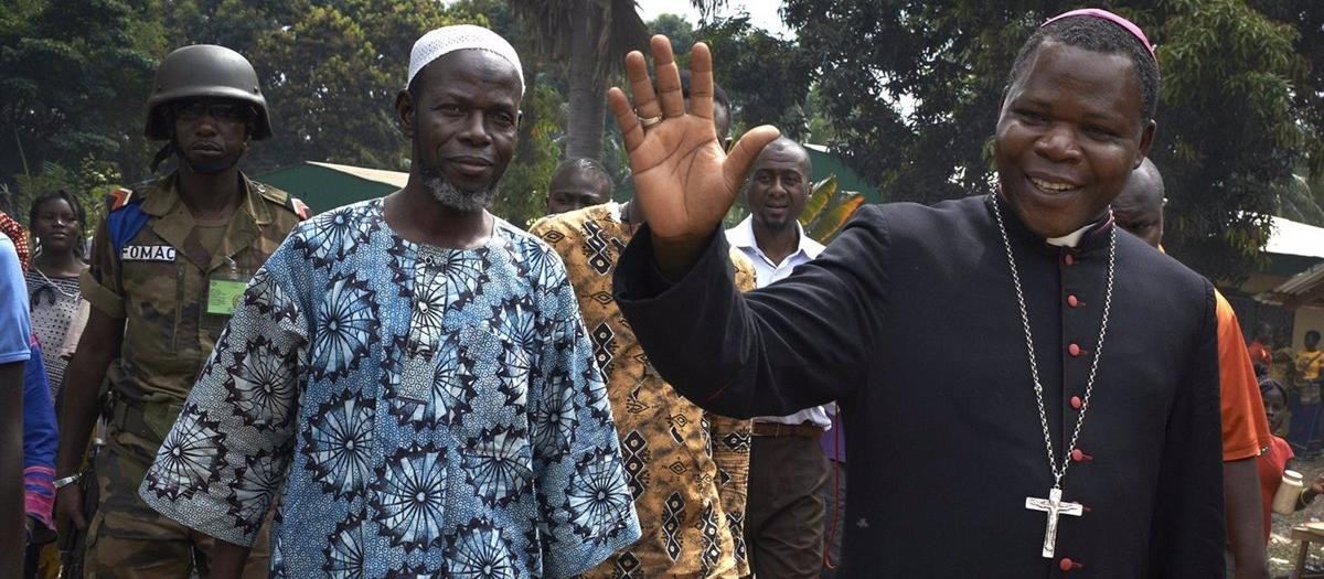 Kobine Layama y el cardenal Dieudonné Nzapalainga .

El cardenal y el imán de Bangui llevan años trabajando juntos para frenar una guerra entre cristianos y musulmanes que ha destrozado República Centroafricana. Ellos tienen claro que "no es un conflicto religioso", sino un conflicto político alimentado por todos aquellos, dentro y fuera del país, que quieren adueñarse de sus "riquezas".

POLITICA AFRICA REPÚBLICA CENTROAFRICANA INTERNACIONAL
REUTERS