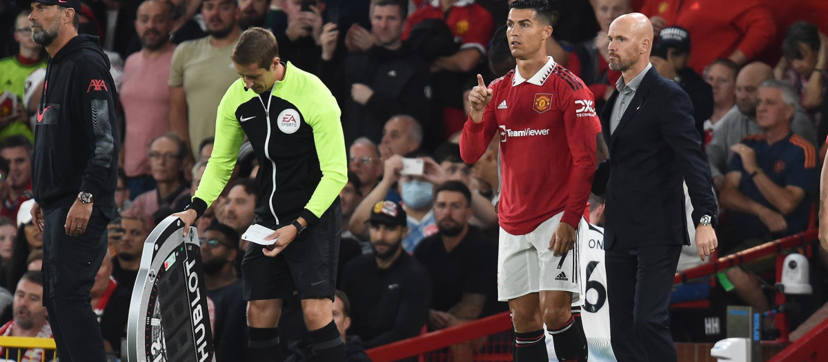 Cristiano Ronaldo, en el momento de salir al campo en el duelo ante el Liverpool