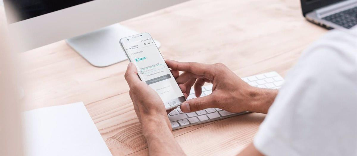 06/07/2019 Young employees looking at the screen of his smartphone
ECONOMIA
BIZUM