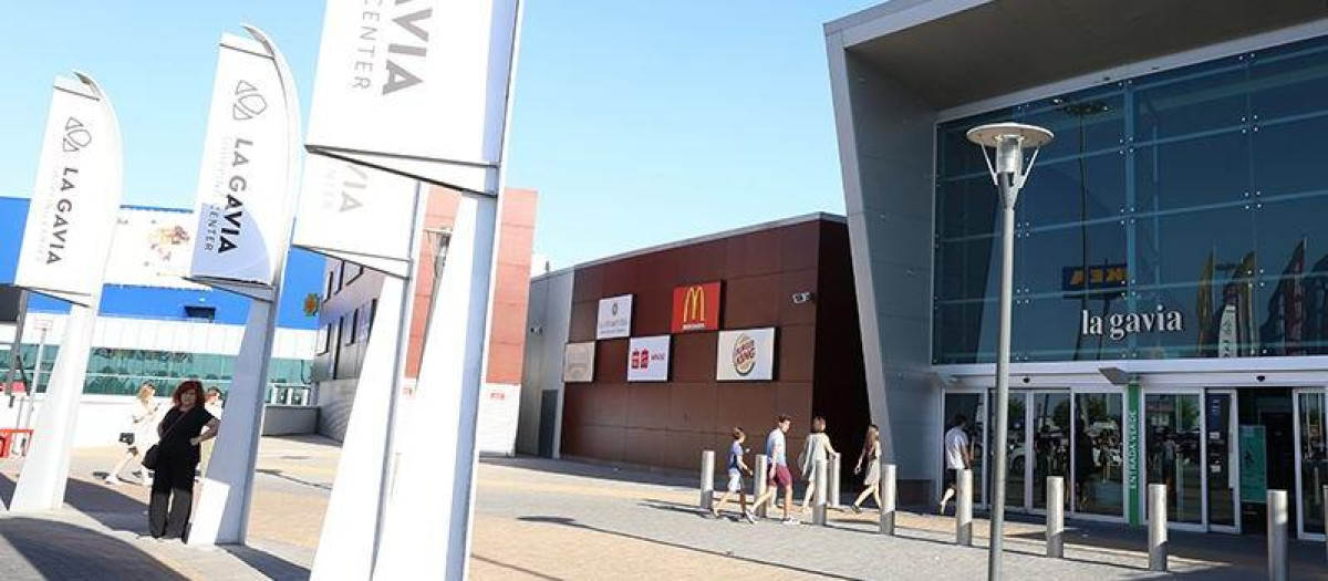 Entrada al centro comercial La Gavia (Madrid)