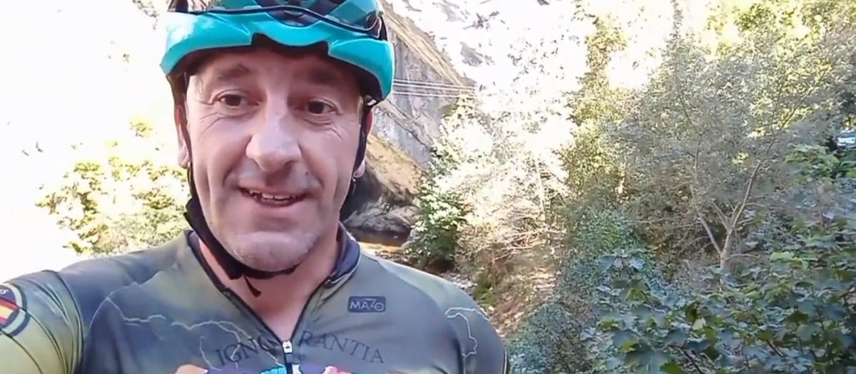El exguardia civil Hugo López, en una captura de pantalla de un vídeo de su perfil en Twitter