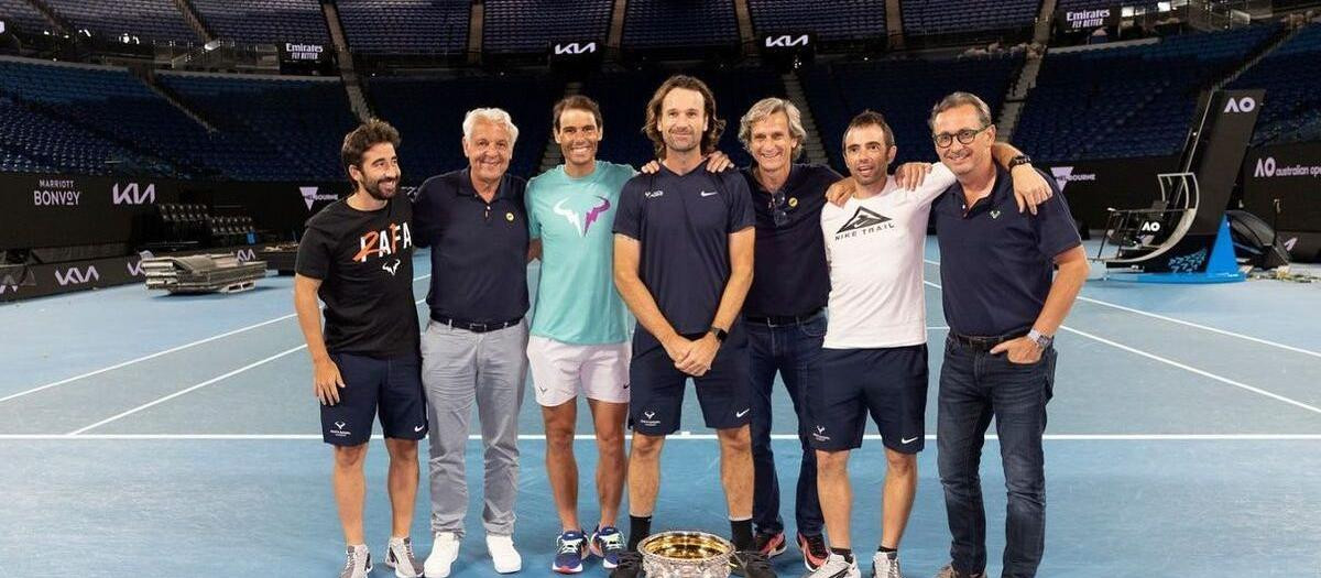 Rafa Nadal con su equipo posando con el título de Australia 2022