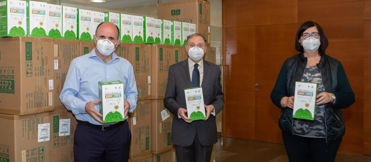 La directora de Sodena, Pilar Irigoyen (a la derecha), junto con el presidente de patronal navarra y el consejero de Desarrollo Económico en una entrega de mascarillas en 2020