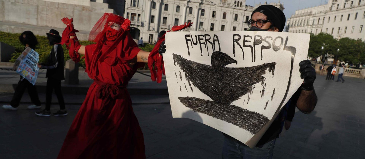 Un manifestante protesta por el vertido de petróleo que afectó a 150 kilómetros de costa en Perú