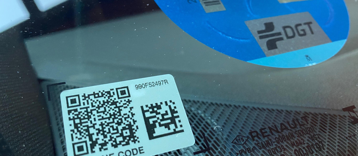 Código QR en el parabrisas de un Renault Mégane E-Tech