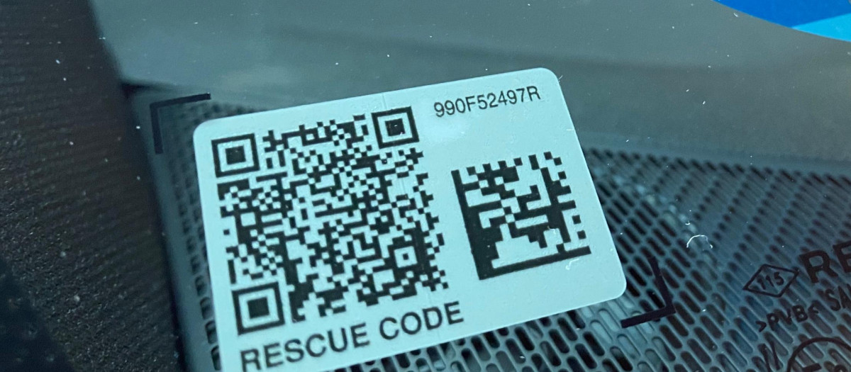 Código QR en el parabrisas de un Renault Mégane E-Tech