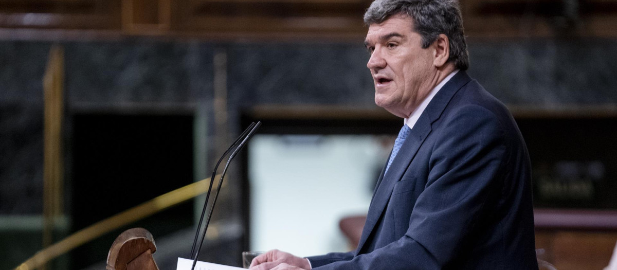 El ministro de Inclusión, Seguridad Social y Migraciones, José Luis Escrivá, interviene en una sesión plenaria, en el Congreso