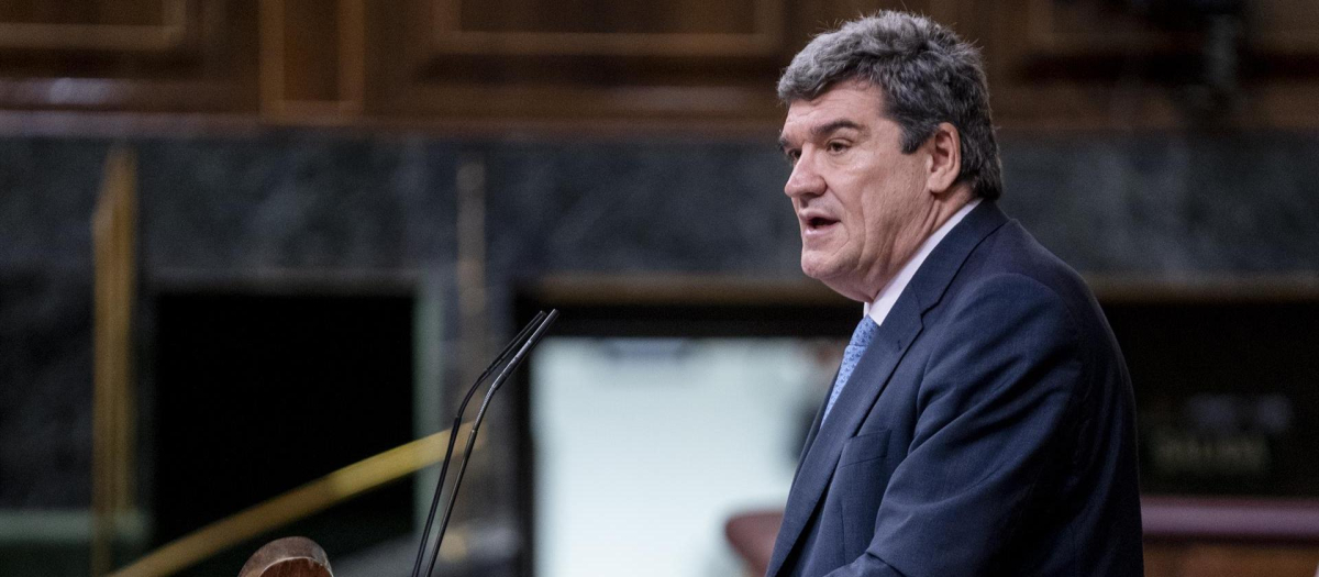 El ministro de Inclusión, Seguridad Social y Migraciones, José Luis Escrivá, interviene en una sesión plenaria, en el Congreso
