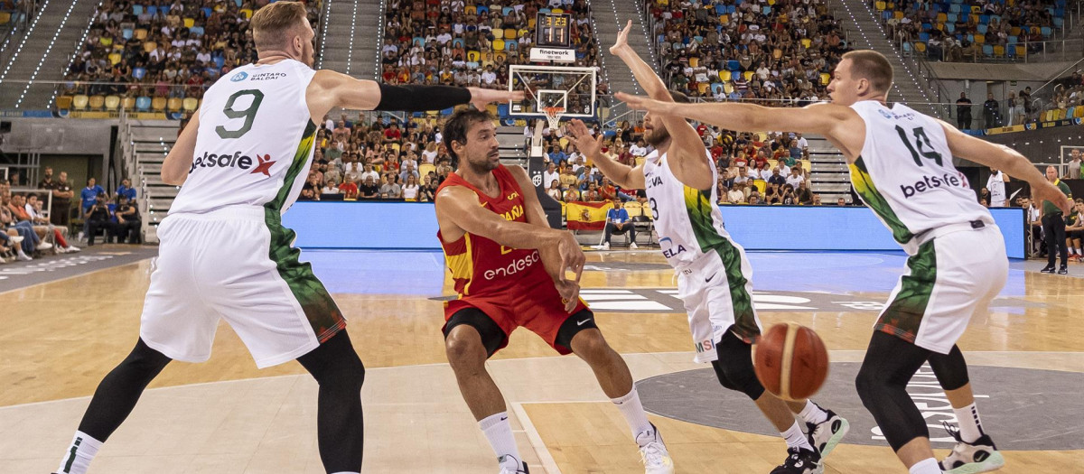 Sergio Llull, en un partido de la Selección española de baloncesto