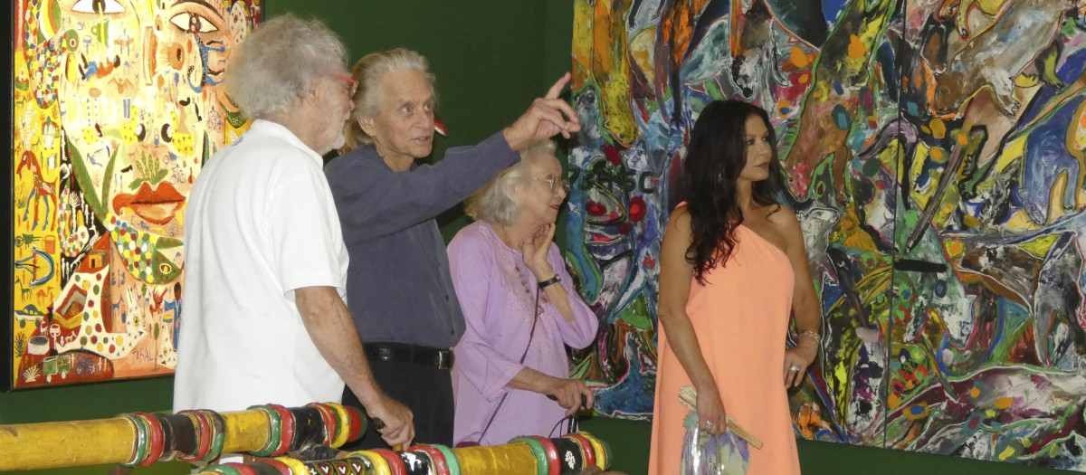Michael Douglas y Catherine Zeta-Jones junto con los fundadores del Museo Sa Bassa Blanca, Ben Jakober y Yannick Vu