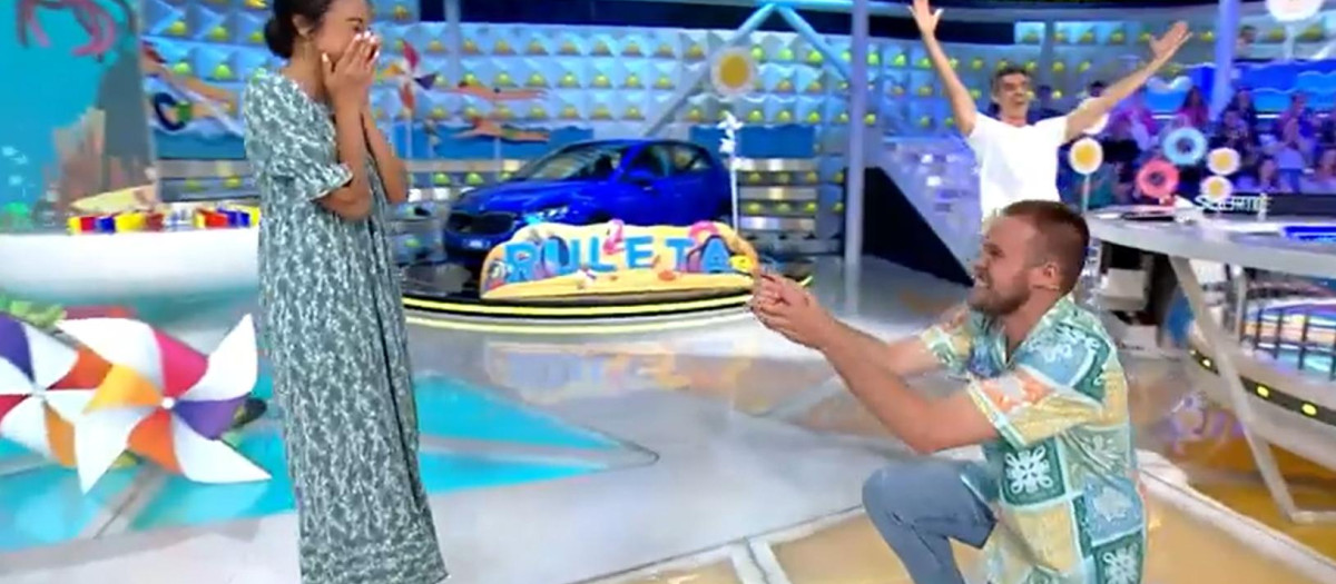 Momento en el que un concursante de La Ruleta de la Suerte pide matrimonio a su novia