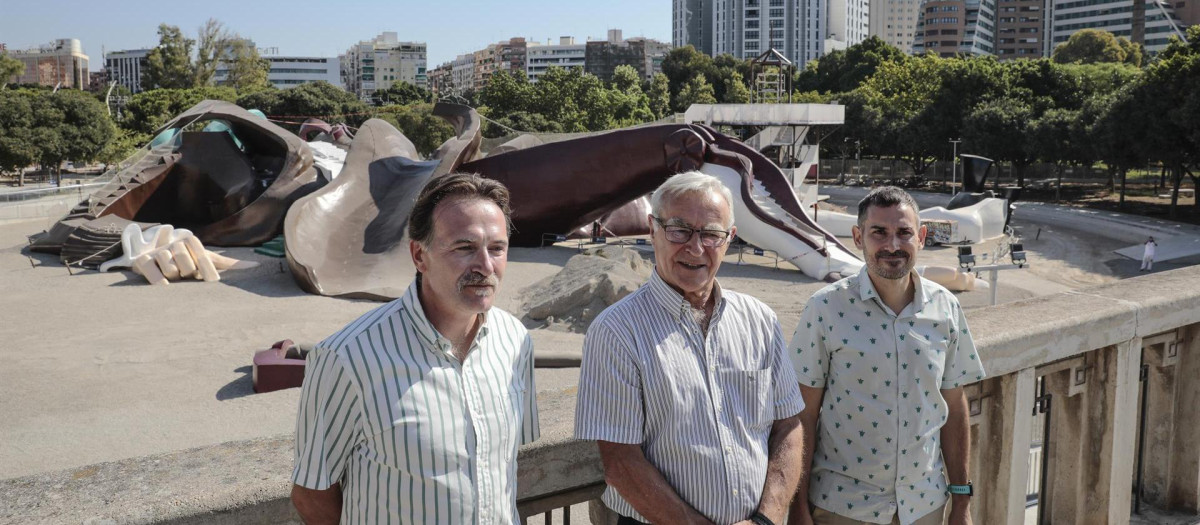El alcalde de València, Joan Ribó (centro), acompañado del vicealcalde y concejal de Ecología Urbana, Sergi Campillo (dcha), y de concejal de Movilidad, Giuseppe Grezzi