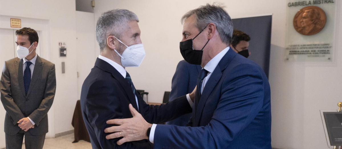 El ministro del Interior, Grande Marlaska, saluda al presidente de la Fundación Víctimas del Terrorismo, Tomás Caballero
