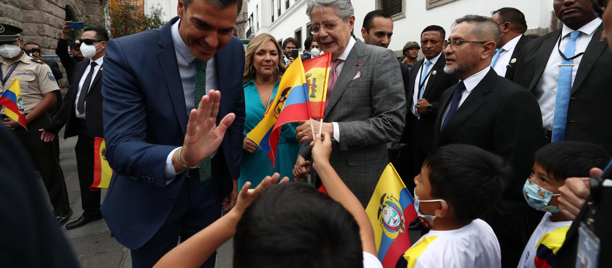 Pedro Sánchez durante un paseo por el centro de Quito
