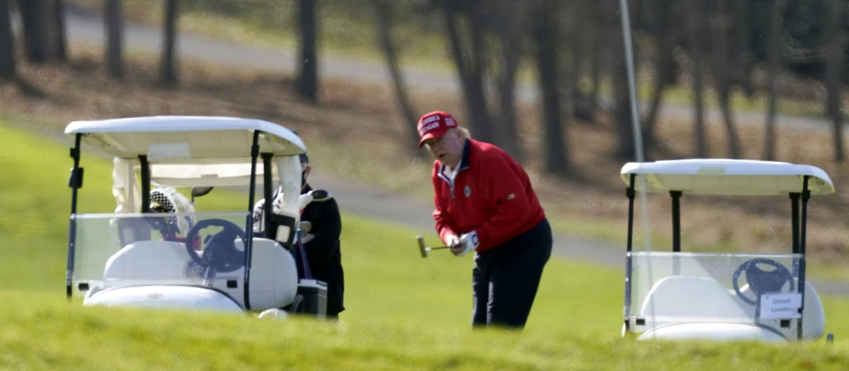 Donald Trump, expresidente de los Estados Unidos, jugando al golf en una imagen de 2020