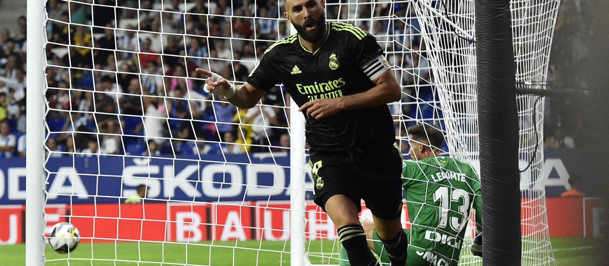 Benzema celebra el segundo gol del Real Madrid en Cornellá