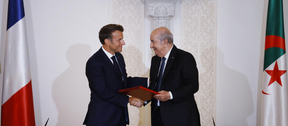 El presidente francés, Emmanuel Macron (Iz), y el presidente de Argelia, Abdelmadjid Tebboune (D) en Argel