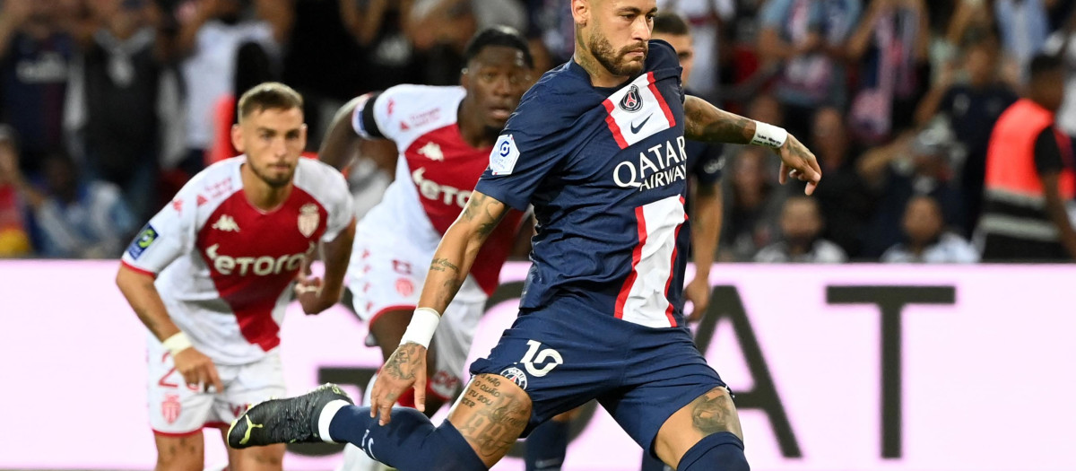 Neymar, en el momento de lanzar el último penalti a favor del PSG