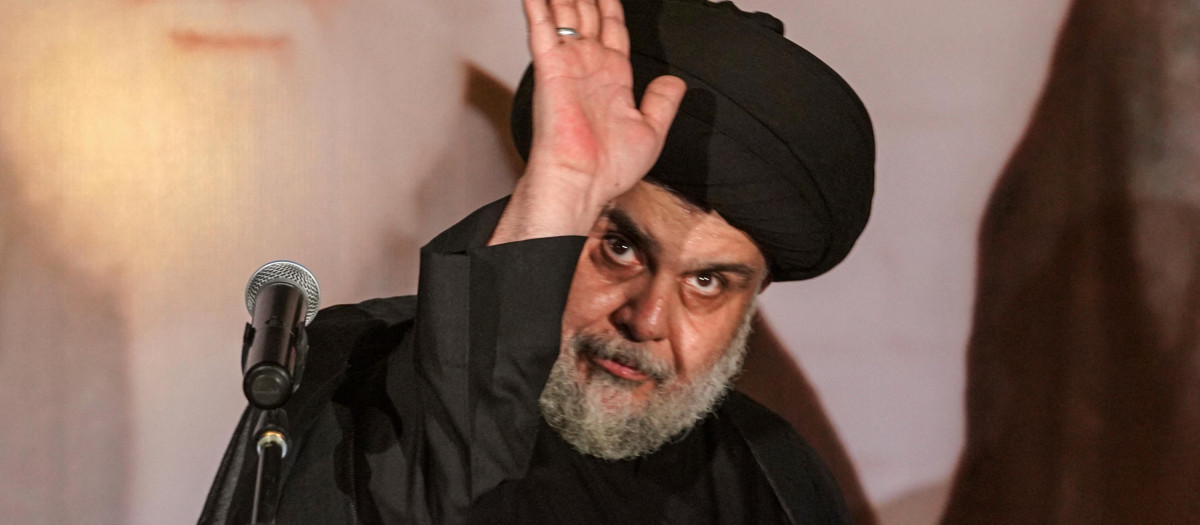 El clérigo chiíta iraquí Moqtada al-Sadr tras un discurso
