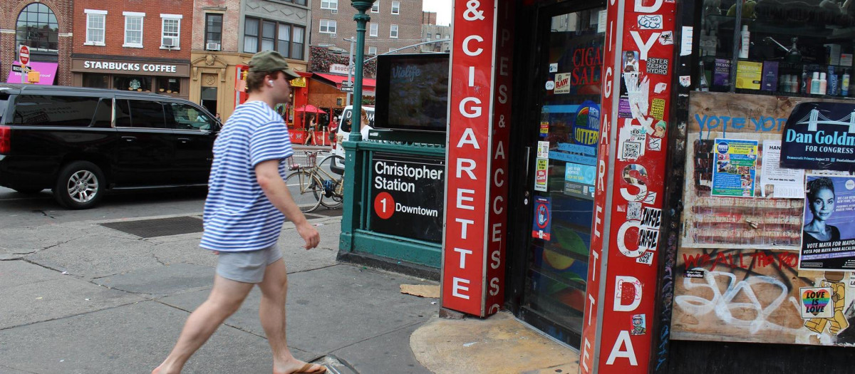 Un joven se dispone a entrar a una tienda de ultramarinos en Nueva York
