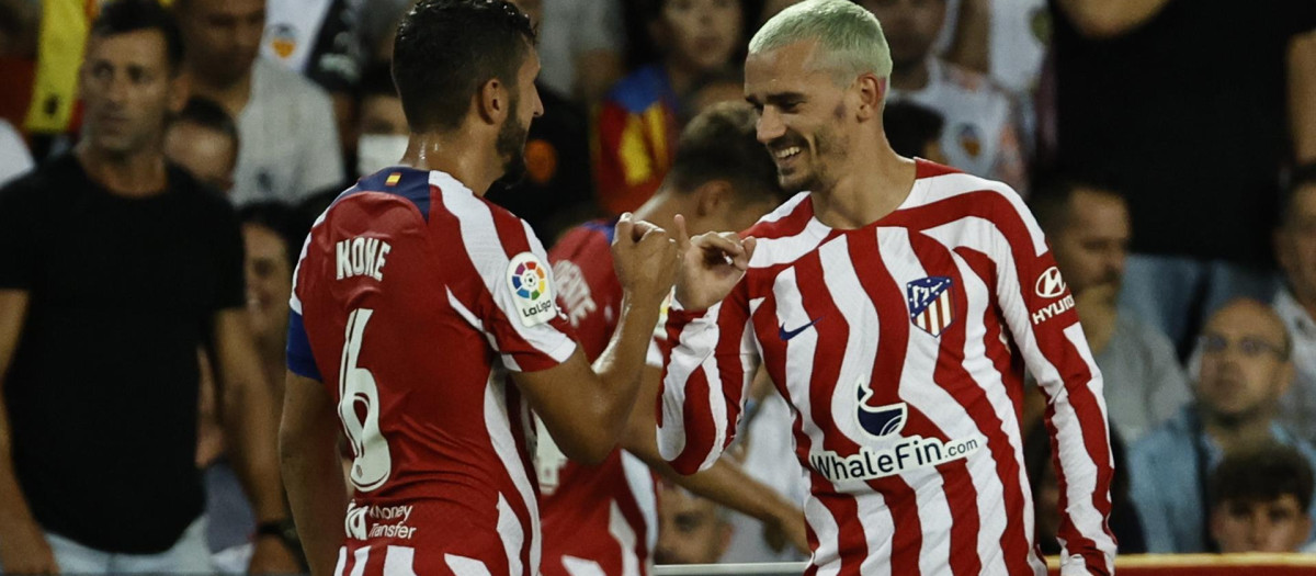 Griezmann celebra con Koke su gol al Valencia en Mestalla