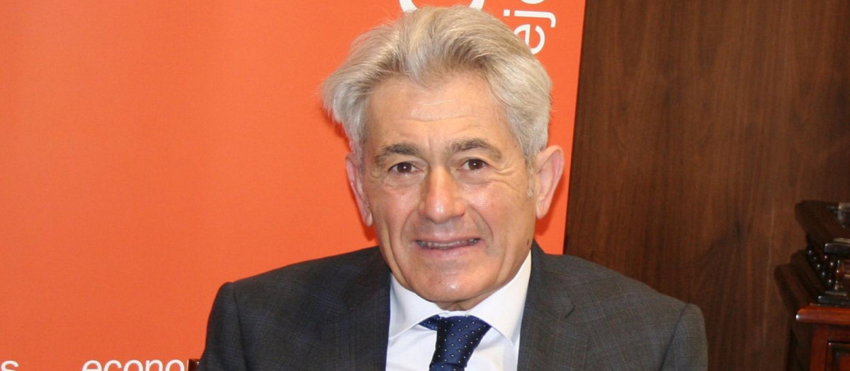 El presidente del Consejo General de Economistas de España, Valentín Pich.
El Consejo General de Economistas (CGE) mantiene su previsión de crecimiento de la economía española para este año en el 3,9%, pero ha revisado a la baja su estimación sobre el déficit y la deuda pública por los mayores ingresos derivados de la inflación.
ECONOMIA
CONSEJO GENERAL DE ECONOMISTAS