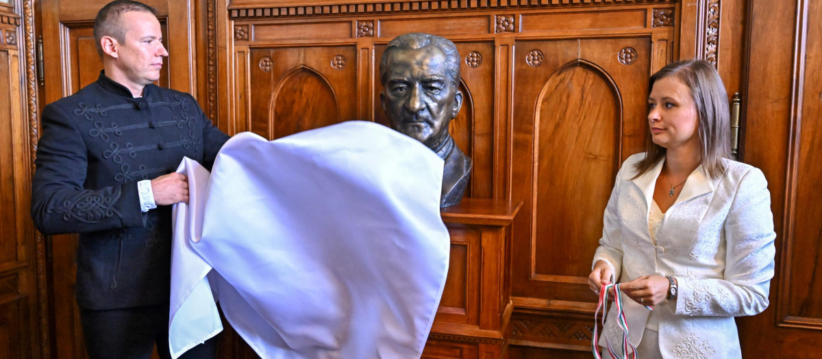 Busto aliado Hitler Hungría