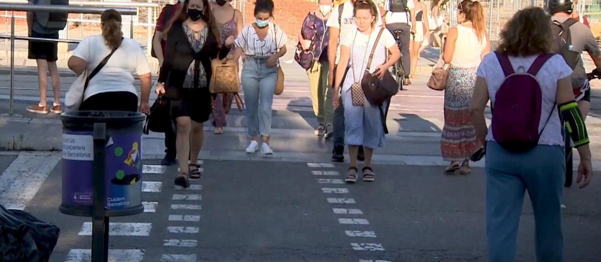 Imagen de personas volviendo al trabajo