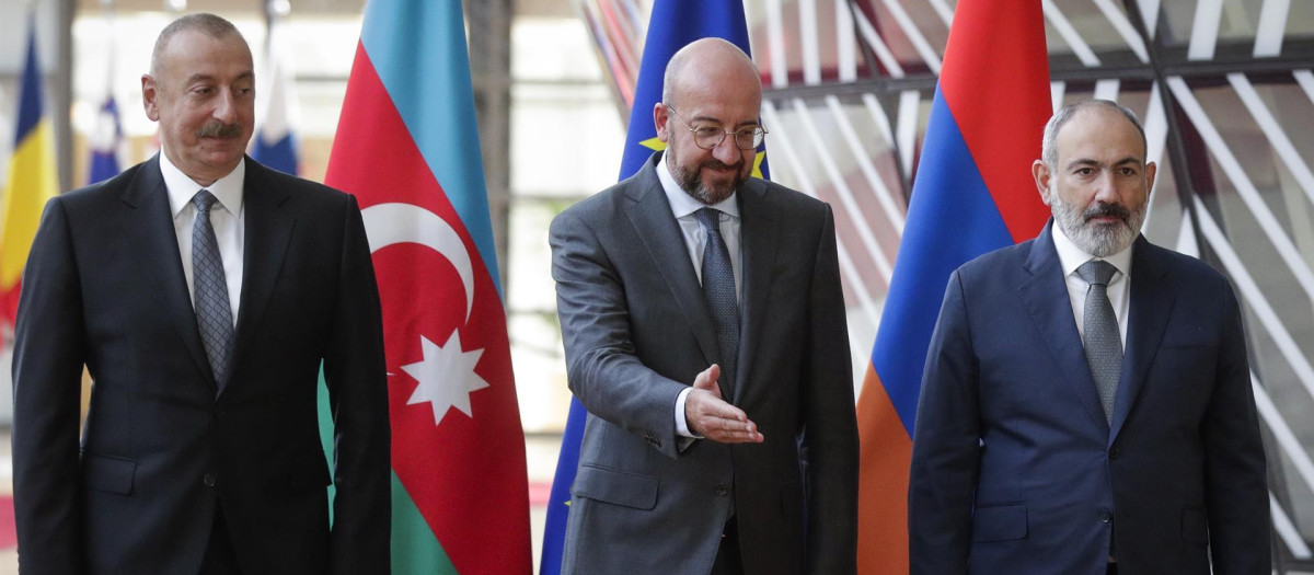 El presidente de Azerbaiyán, Ilham Aliyev (Iz), y el primer ministro de Armenia, Nikol Pashinyan, son recibidos por el presidente del Consejo Europeo, Charles Michel (C), en Bruselas para conversaciones de paz