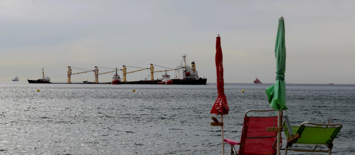 El OS35 varado en el mar tras el accident