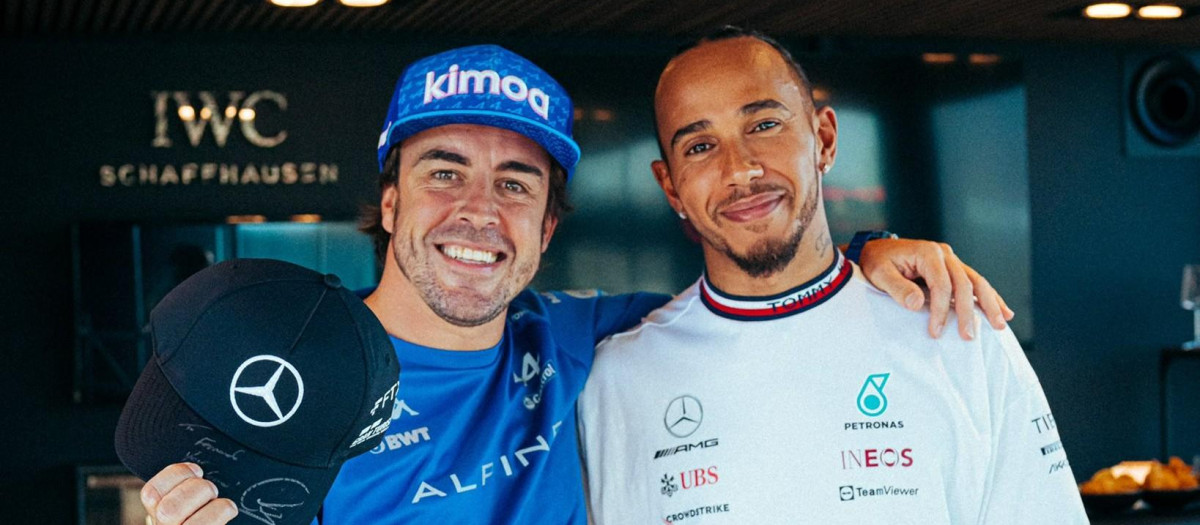 Fernando Alonso recoge la gorra firmada por Hamilton