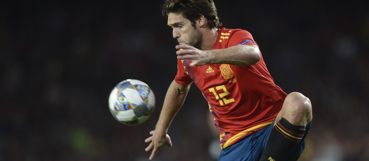 Marcos Alonso llega al Barcelona procedente del Chelsea, aunque rescindió su contrato antes para tal fin