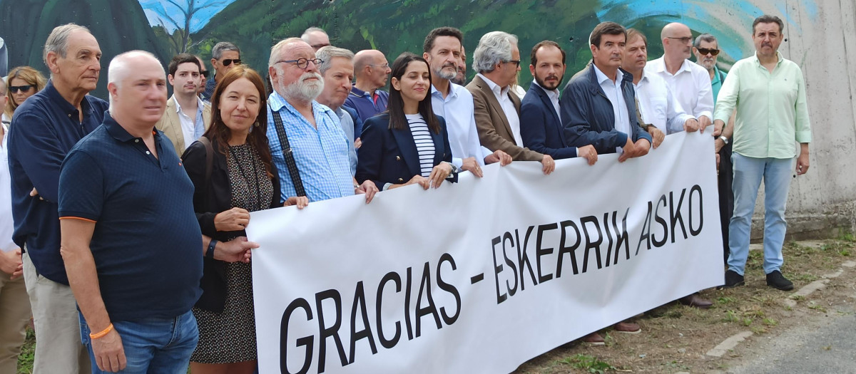 Representantes de Ciudadanos y de la sociedad civil se han concentrado frente al cuartel de la Guardia Civil de Alsasua