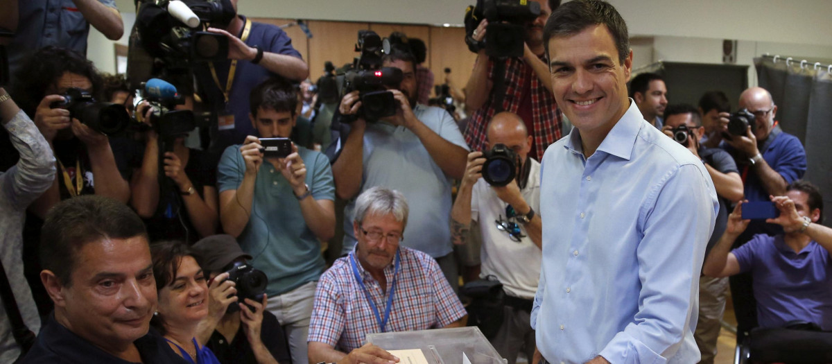 Pedro Sánchez vota en las elecciones generales de junio de 2016
