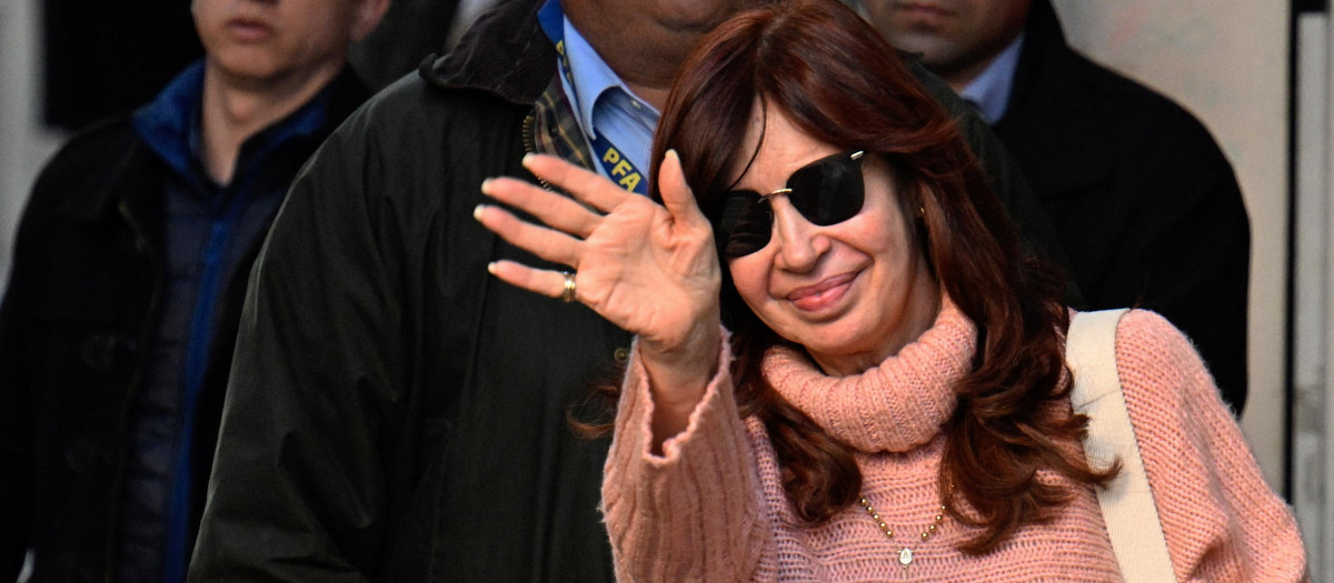 La vicepresidenta de Argentina, Cristina Fernández, sale de su casa de Buenos Aires tras el atentado del viernes