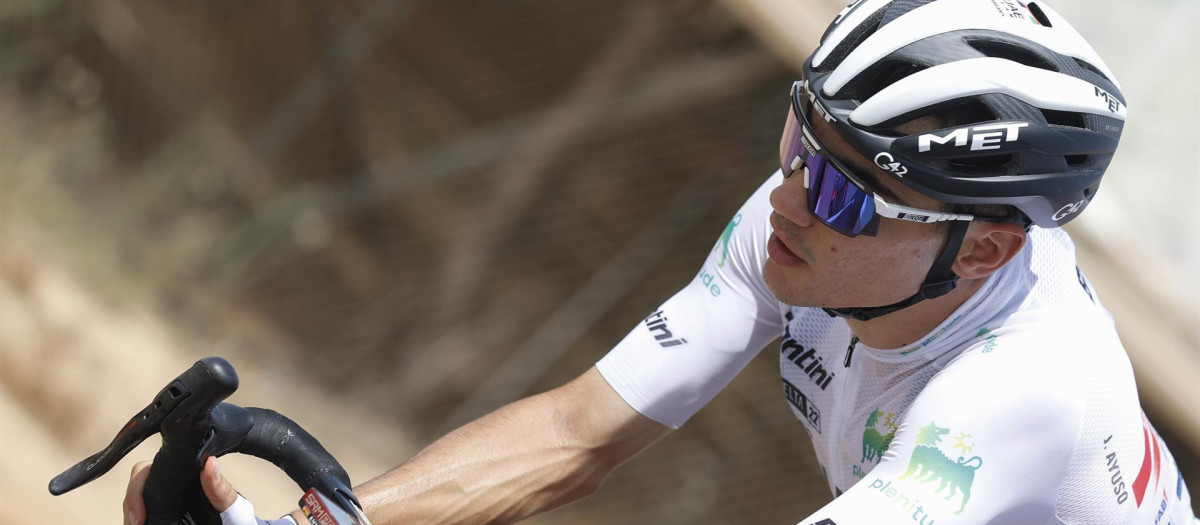 Juan Ayuso está contagiado de covid, pero sigue en La Vuelta... a diferencia de otros tantos