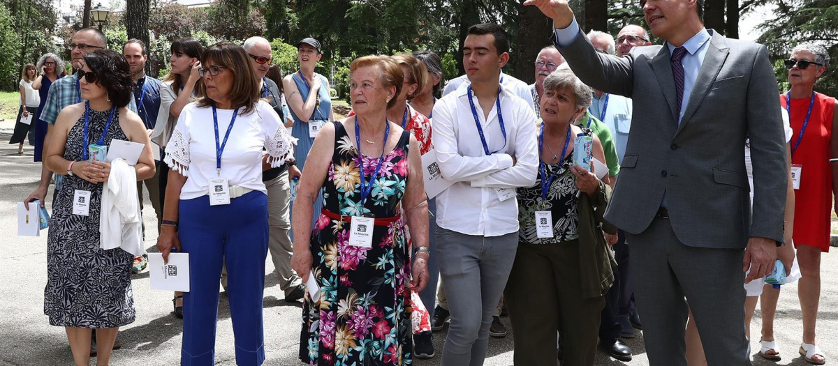 El presidente del Gobierno, Pedro Sánchez, junto a los ciudadanos participantes en Moncloa Abierta el pasado junio