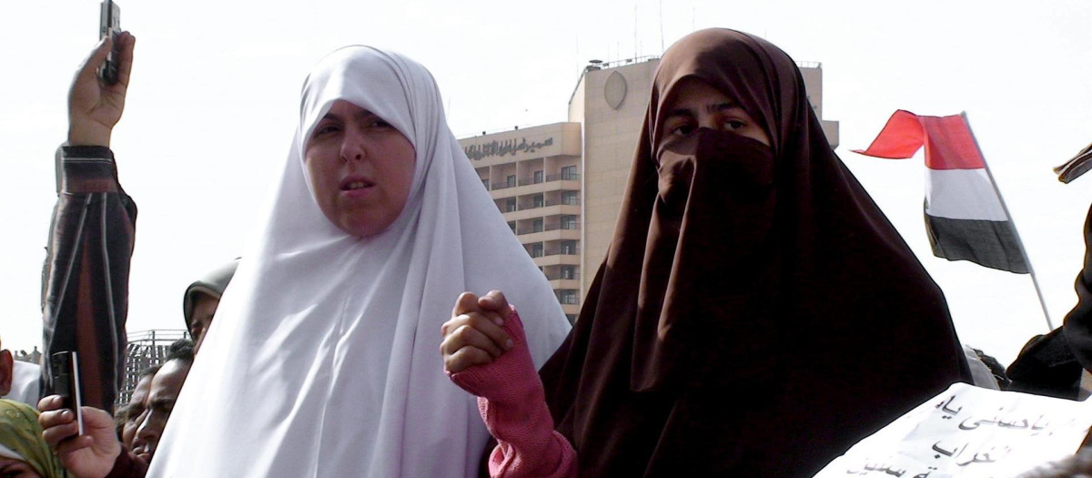 Dos mujeres egipcias durante una protesta antigubernamental en el Cairo