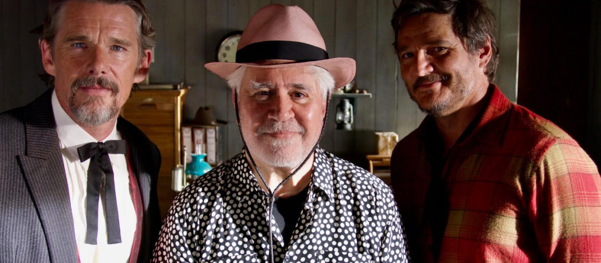 Ethan Hawke, Pedro Almodóvar y Pedro Pascal durante el rodaje de 'Extraña forma de Vida'