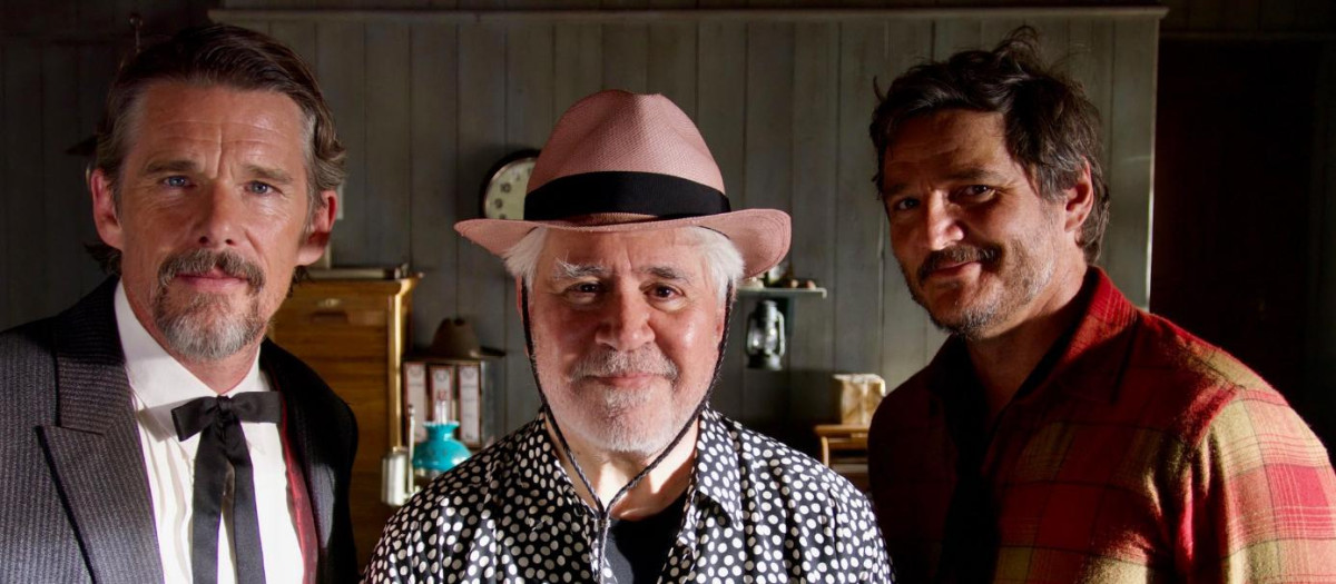 Ethan Hawke, Pedro Almodóvar y Pedro Pascal durante el rodaje de 'Extraña forma de Vida'