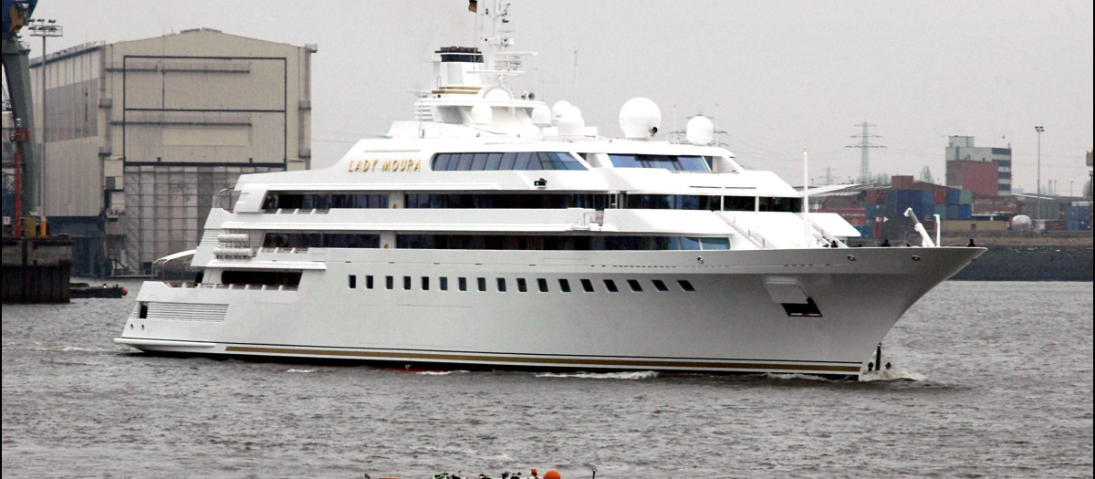 VISTA GENERAL DEL YATE DE LUJO " LADY MOURA " DE NASSER EL RASCHID EN EL ASTILLERO DE HAMBURGO
NIBOR / Action Press 31904619 / © KORPA
16/02/2007
HAMBURGO *** Local Caption *** 31904619

action press/NIBOR #31904619#
"Lady Moura", luxury yacht of Nasser El-Raschid leaves the docks of Blohm / Voss this morning in Hamburg, February 16th 2007 Â© KORPA

(ACTION_CORVETTE_BRAUNSCHWEIG01.