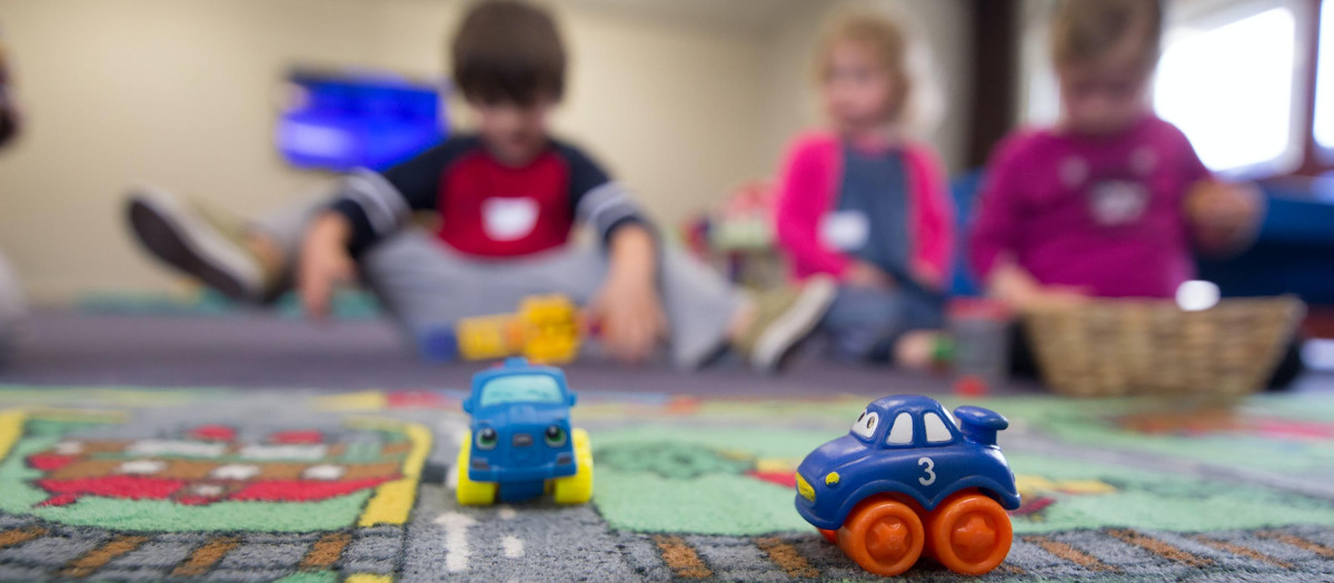 Tres niños en una guardería