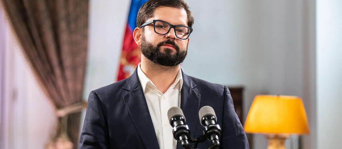 El abrumador rechazo al texto de una nueva Constitución "progresista" es un duro golpe para el presidente Gabriel Boric