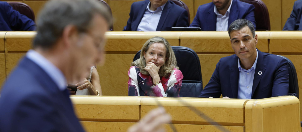El presidente del Gobierno, Pedro Sánchez, y la vicepresidenta primera y ministra de Asuntos Económicos y Transformación Digital, Nadia Calviño, escuchan la intervención del líder del PP, Alberto Núñez Feijóo