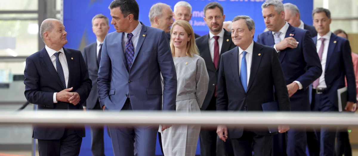 El canciller alemán, Olaf Scholz y el presidente español, Pedro Sánchez después de una foto de familia en Bruselas