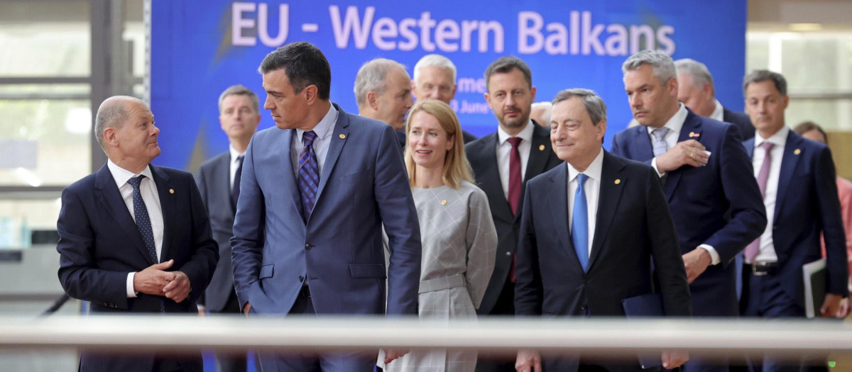 El canciller alemán, Olaf Scholz y el presidente español, Pedro Sánchez después de una foto de familia en Bruselas